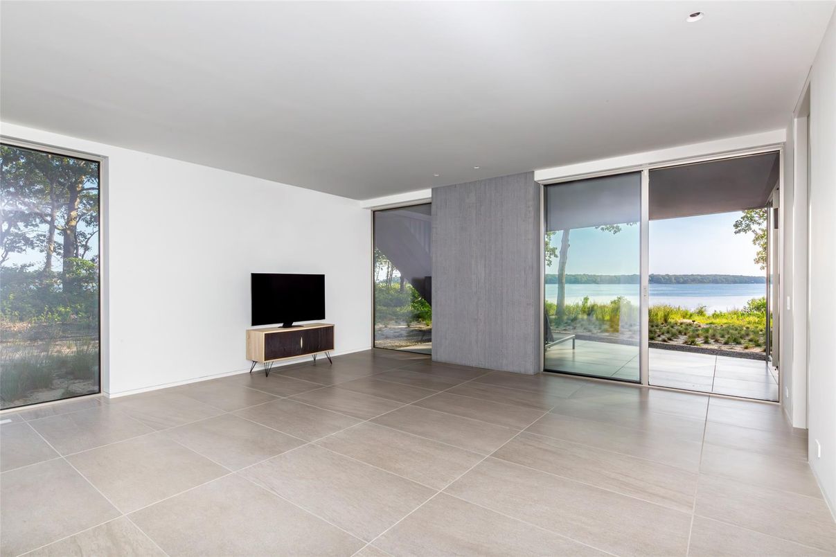 Empty room, Interior, Recessed Lighting, Water