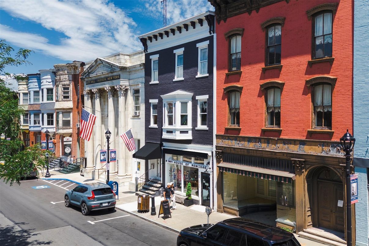 Exterior, Facade, Rowhouse
