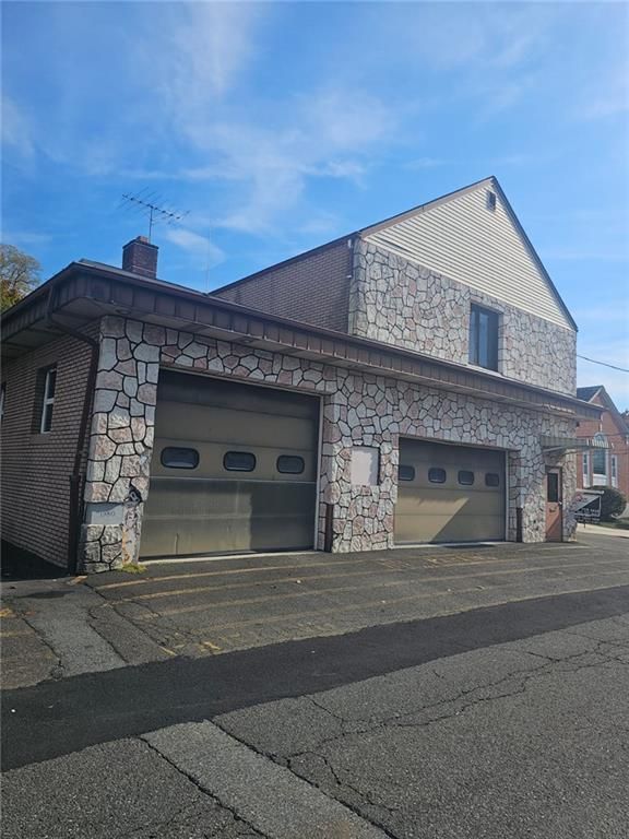 Attached, Exterior, Facade, Farmhouse