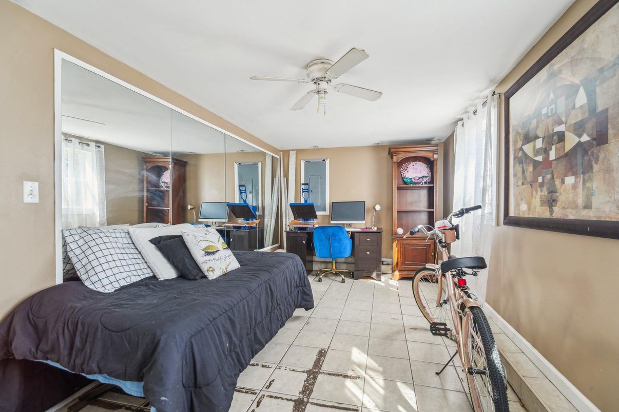 Home Office, Interior