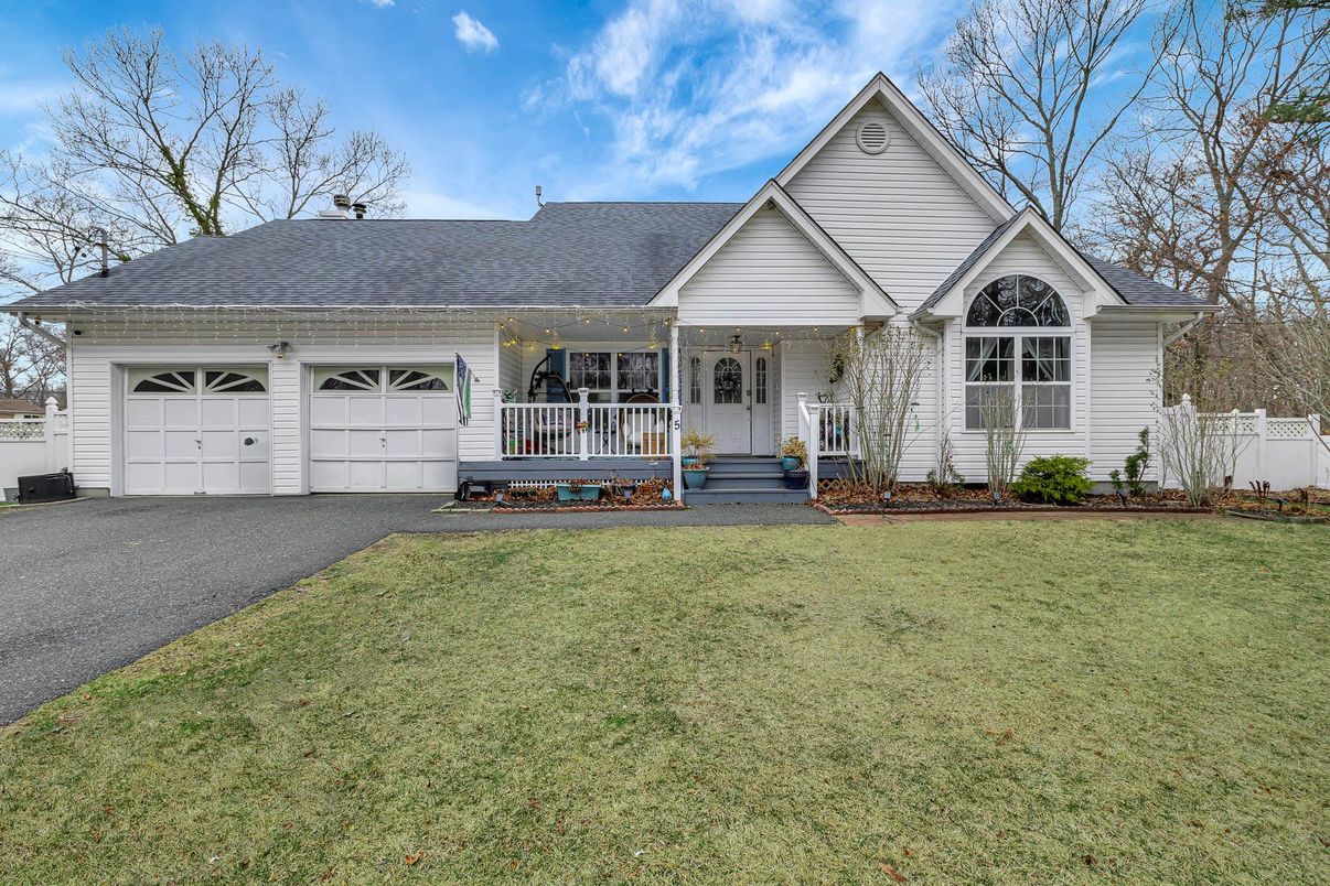 Attached, Exterior, Facade, Farmhouse