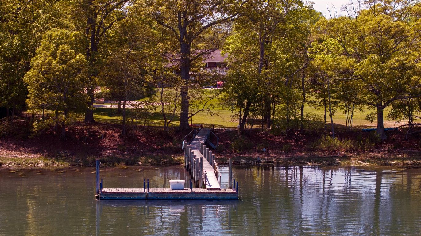 Exterior, Lake