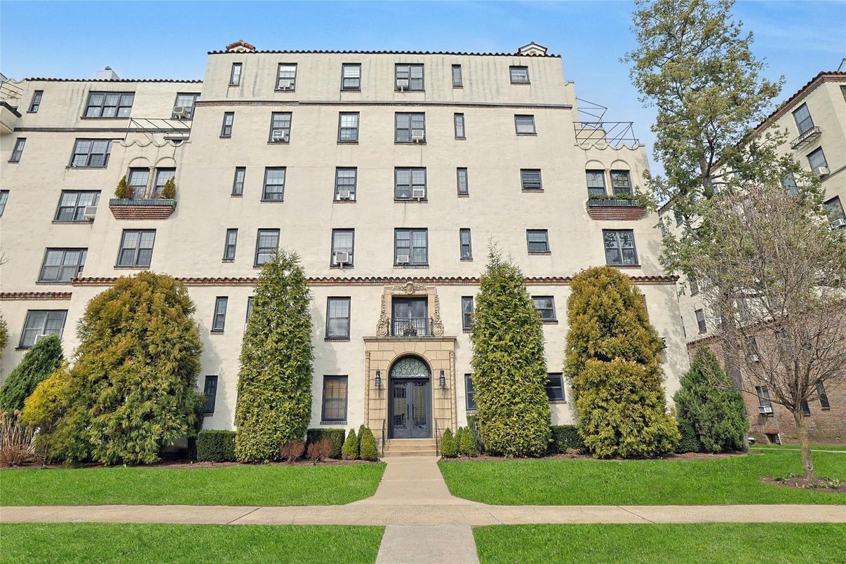 Exterior, Facade, Mediterranean
