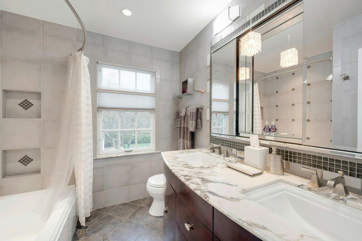 Bathroom, Dual Sink Vanities, Interior, Recessed Lighting