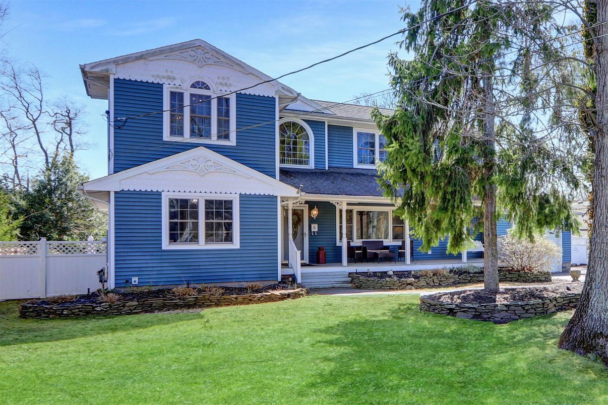 Exterior, Facade, Queen Anne Victorian