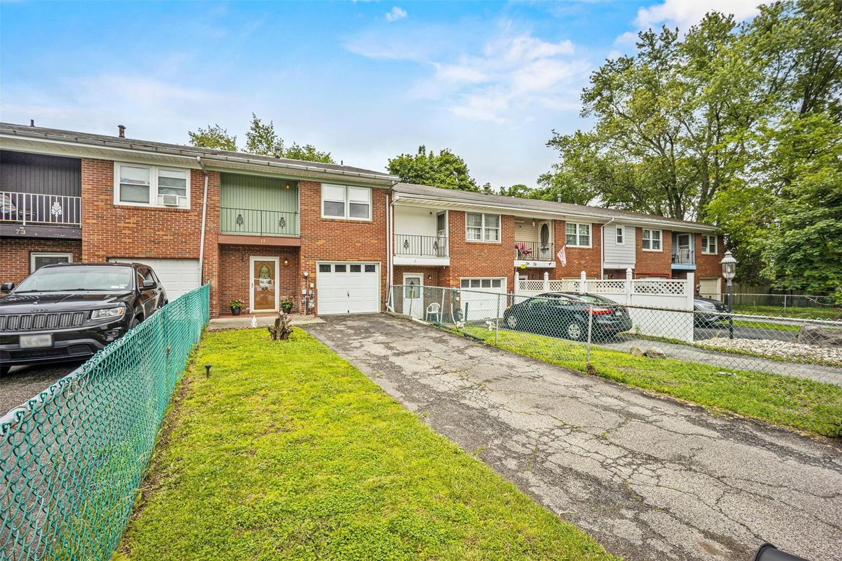 Attached, Exterior, Facade, Brick Facade, Raised Ranch