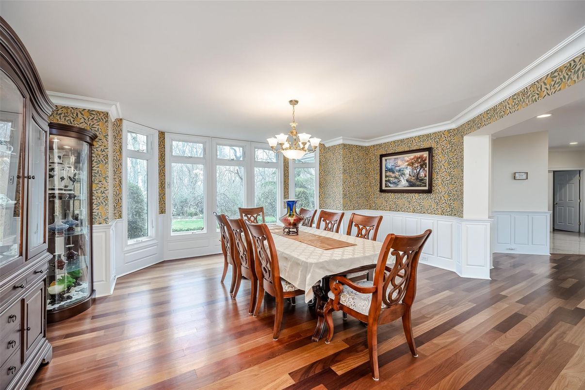 Chandelier, Dining room, Interior, Recessed Lighting, Wood Texture Flooring