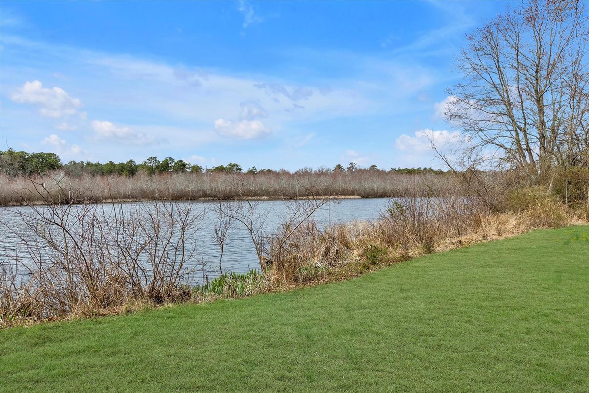 Exterior, Lake