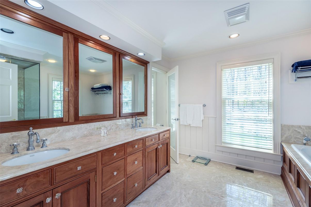 Bathroom, Dual Sink Vanities, Interior, Recessed Lighting