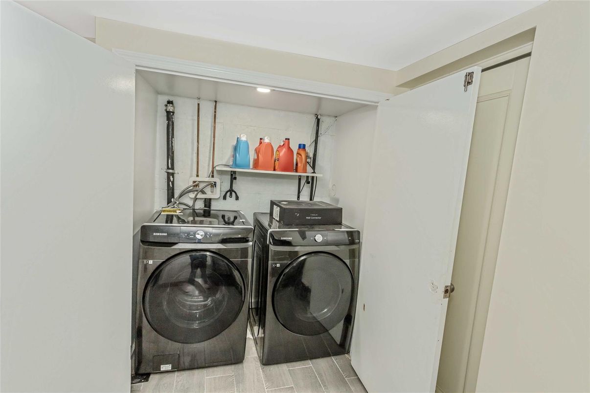 Interior, Recessed Lighting, Washer, Wood Texture Flooring
