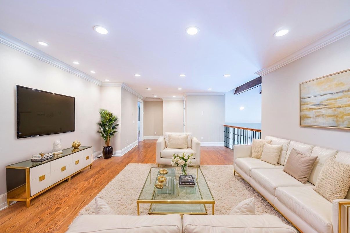 Interior, Living room, Recessed Lighting, Water, Wood Texture Flooring