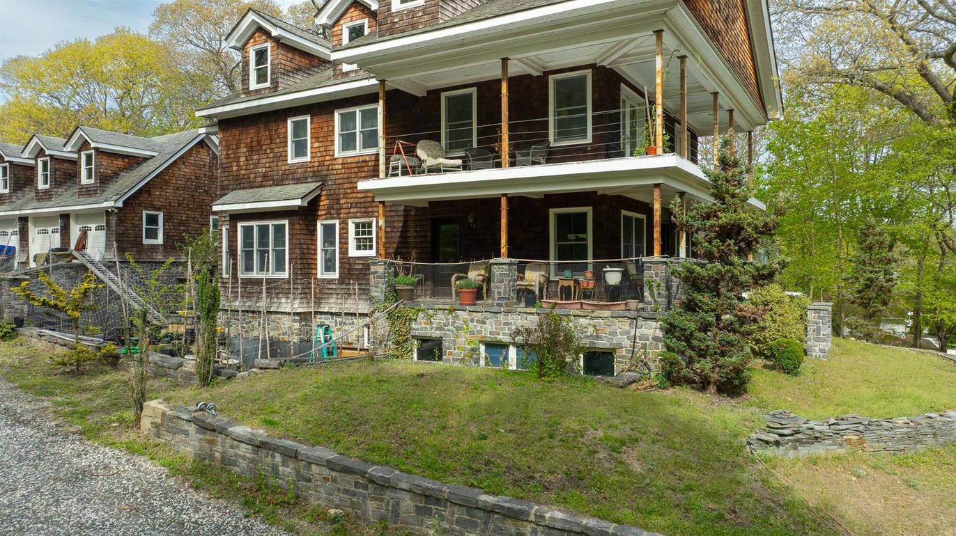 Exterior, Facade, Brick Facade, American Foursquare