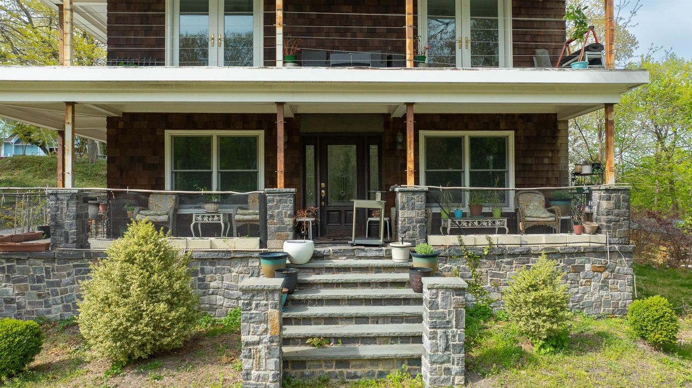 Exterior, Facade, Modern