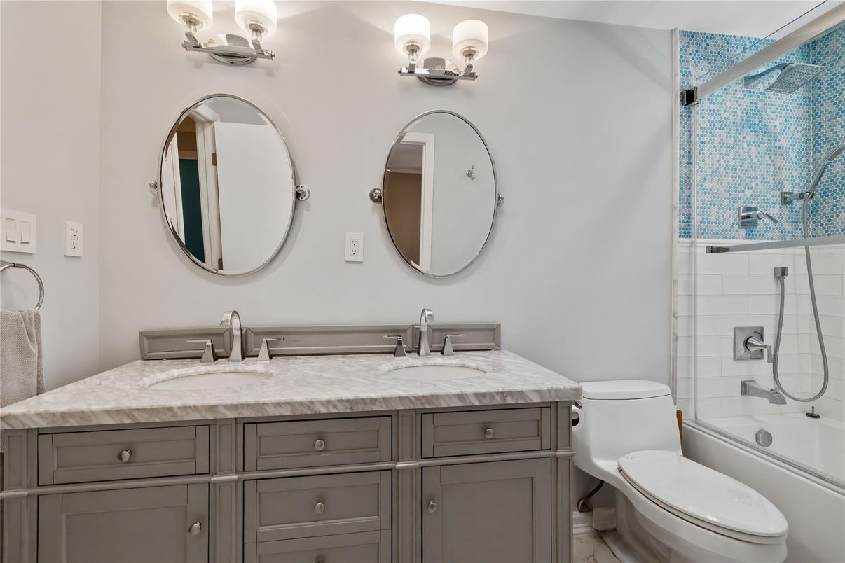 Bathroom, Dual Sink Vanities, Interior