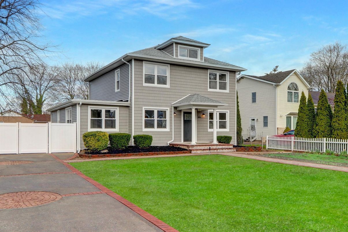 Exterior, Facade, American Foursquare