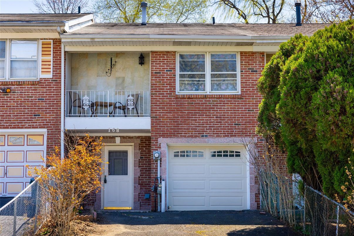 Attached, Exterior, Facade, Brick Facade, Raised Ranch