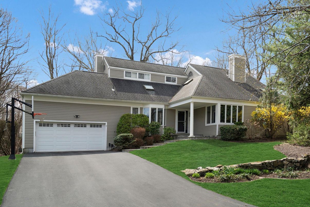 Attached, Exterior, Facade, Cape Cod