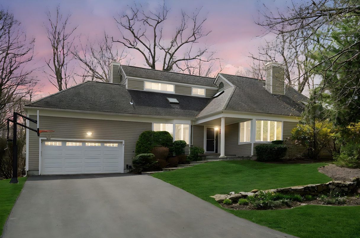 Attached, Exterior, Facade, Split Level