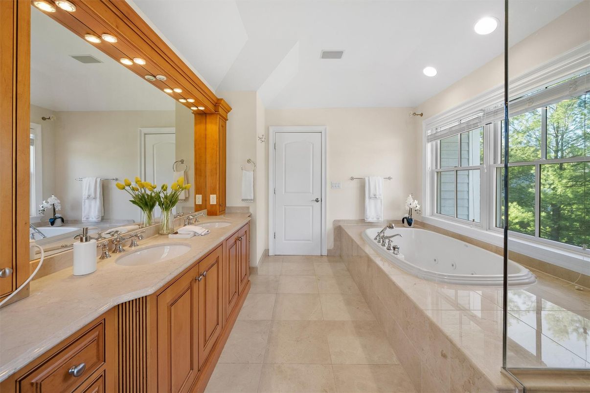 Bathroom, Dual Sink Vanities, Interior, Recessed Lighting