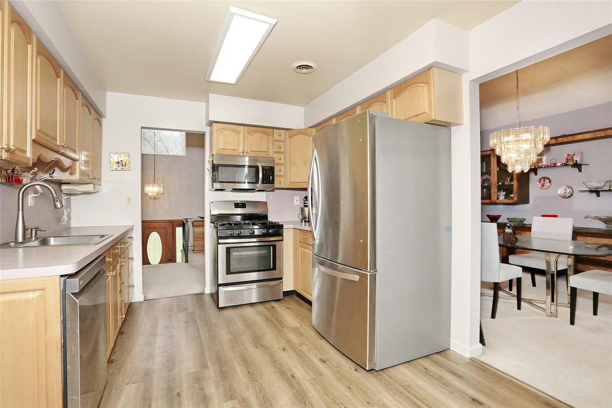 Chandelier, Dining room, Interior, Kitchen, Stainless Steel Appliances, Wood Texture Flooring
