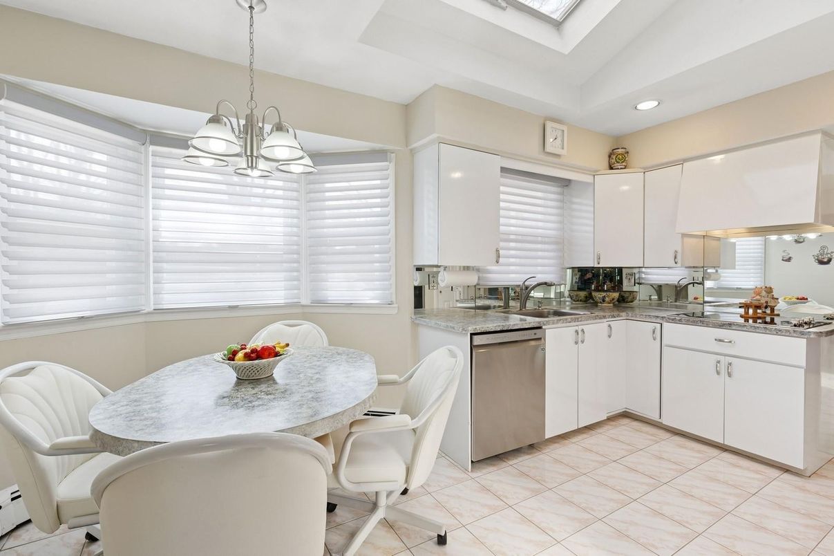Dining room, Interior, Kitchen, Pendant Lights, Recessed Lighting, Stainless Steel Appliances