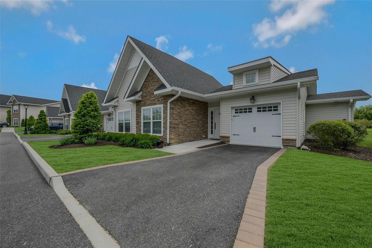 Attached, Exterior, Facade, Ranch