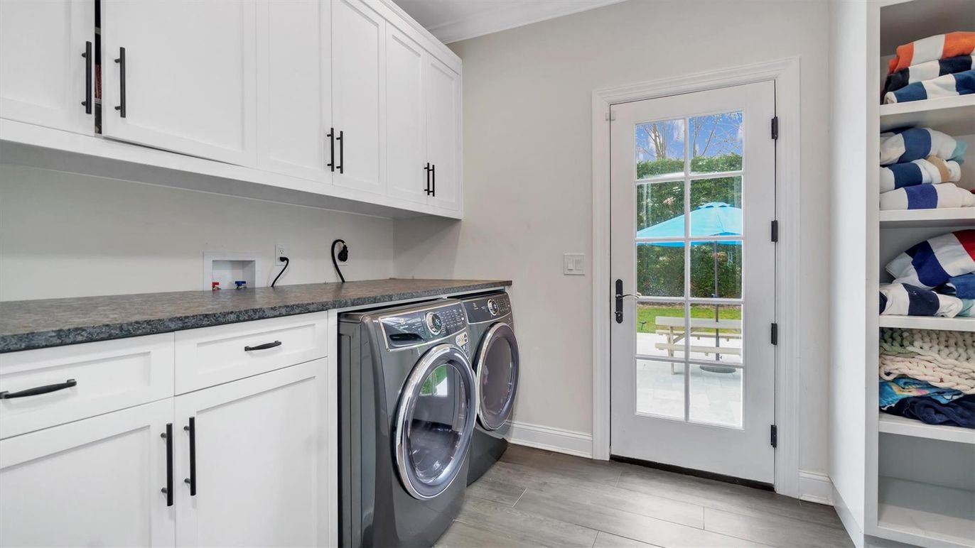 Interior, Washer, Wood Texture Flooring