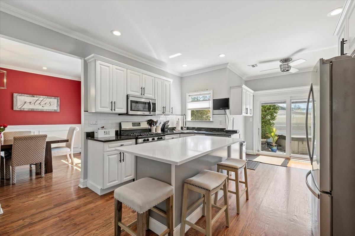 Dining room, Interior, Kitchen, Recessed Lighting, Wood Texture Flooring