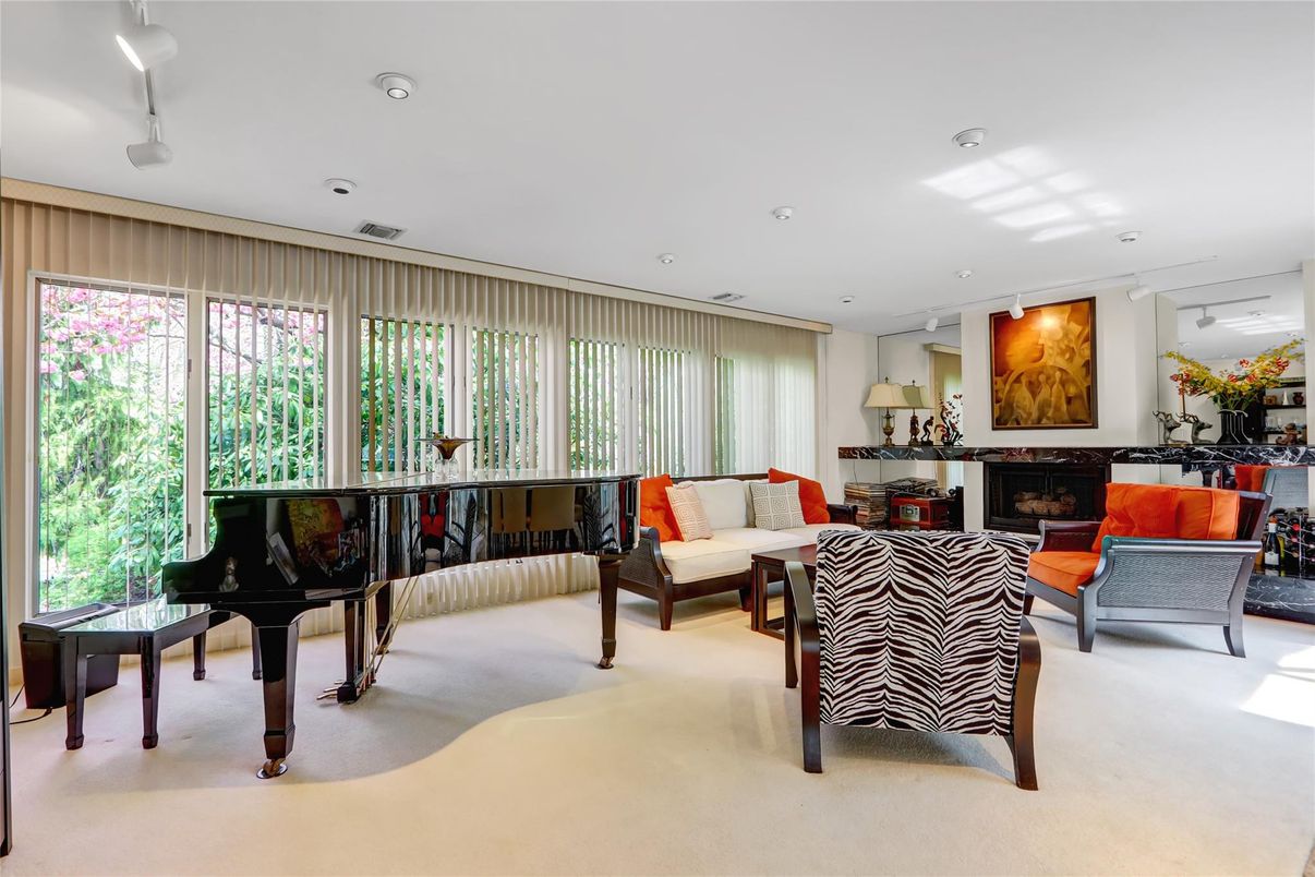 Fireplace, Interior, Living room, Piano, Recessed Lighting