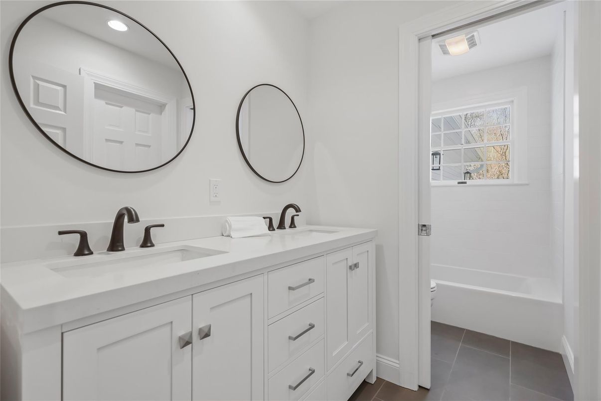 Bathroom, Dual Sink Vanities, Interior, Recessed Lighting
