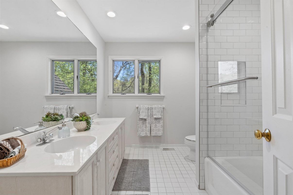 Bathroom, Dual Sink Vanities, Interior, Recessed Lighting