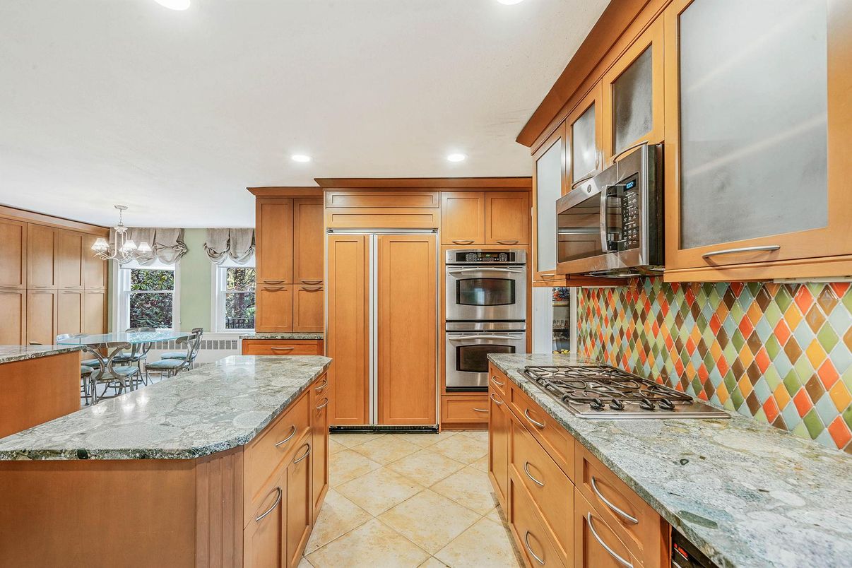 Chandelier, Dining room, Interior, Kitchen, Pendant Lights, Recessed Lighting, Stainless Steel Appliances