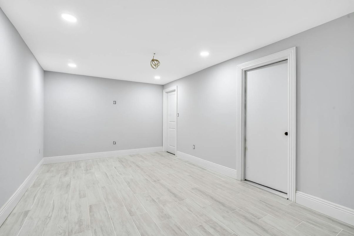 Empty room, Interior, Recessed Lighting, Wood Texture Flooring