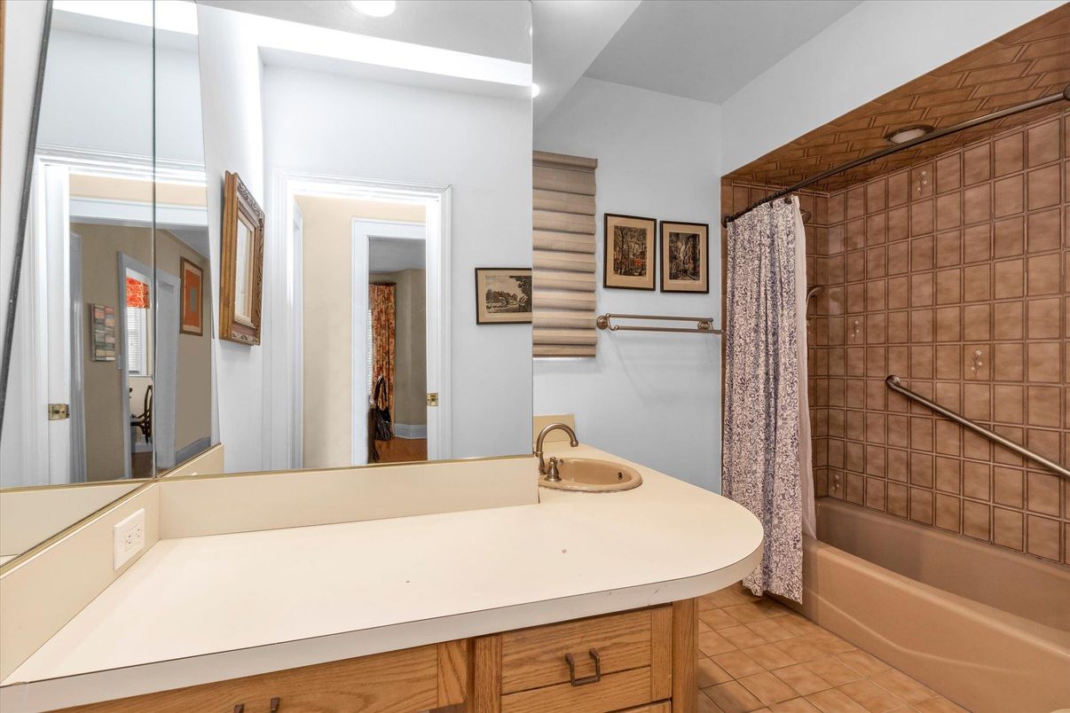 Bathroom, Interior, Recessed Lighting