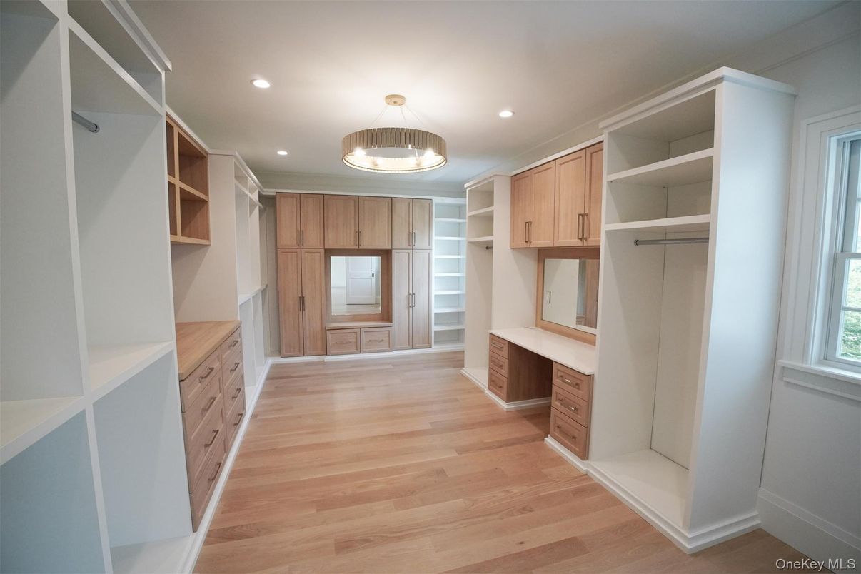 Interior, Pendant Lights, Recessed Lighting, Walk-in Closets, Wood Texture Flooring