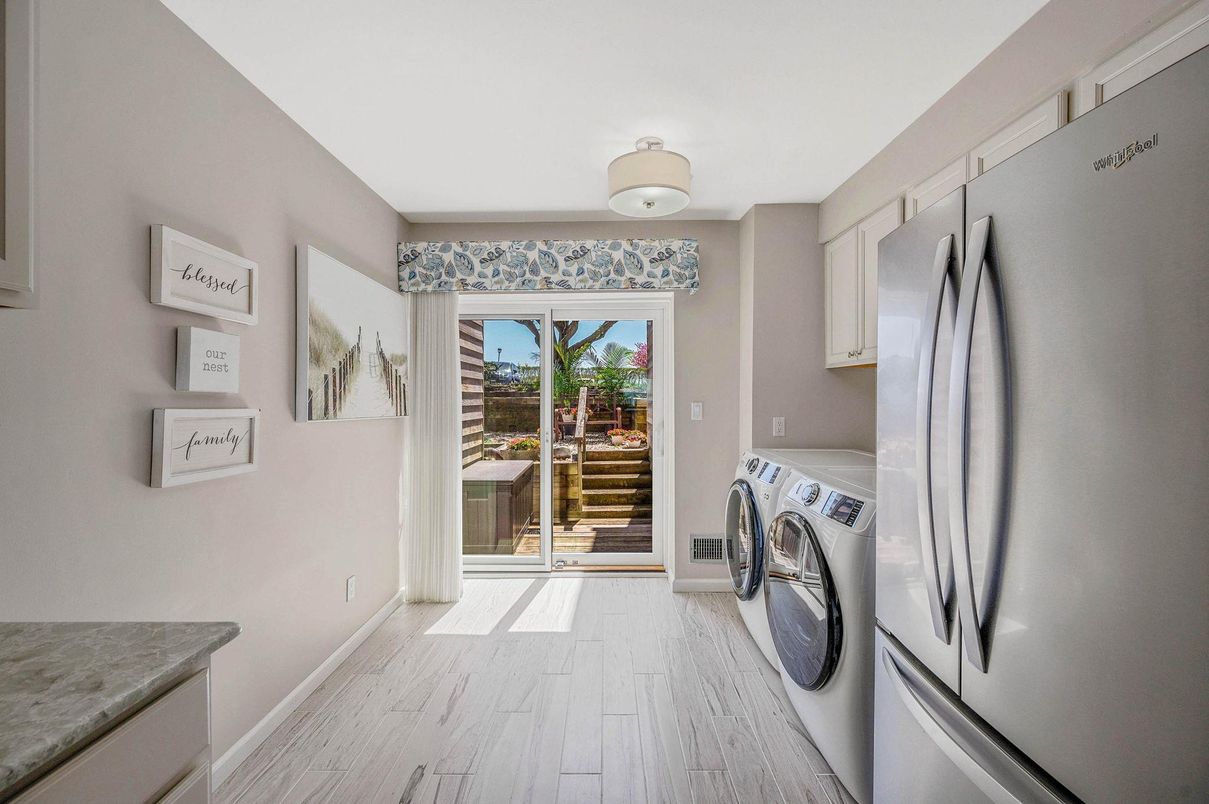 Interior, Washer, Wood Texture Flooring