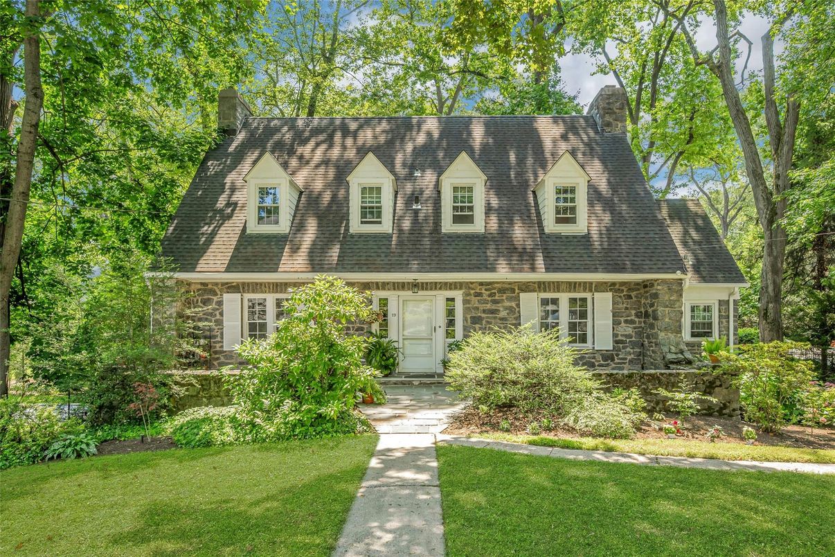Exterior, Facade, Cape Cod