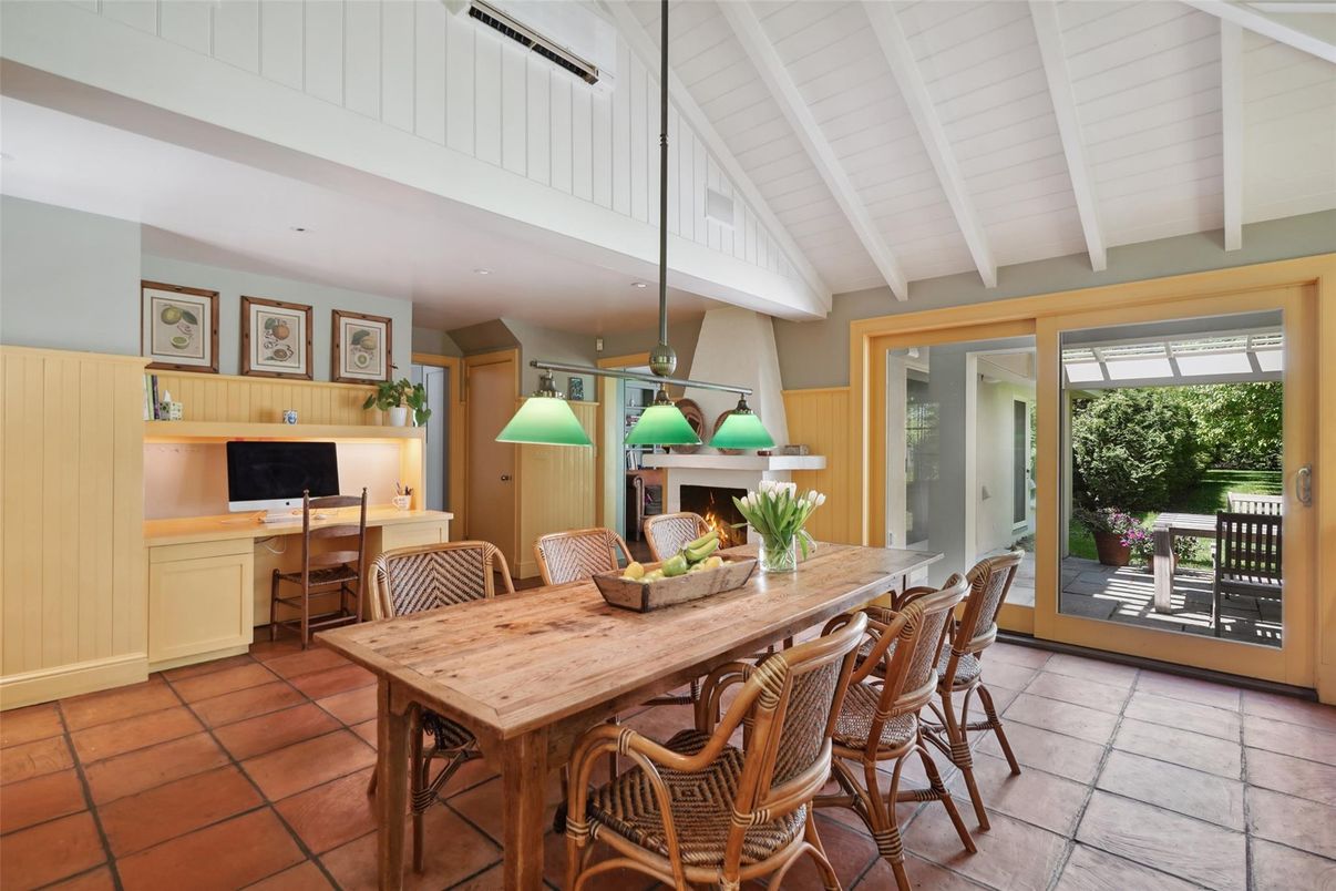 Dining room, Fireplace, Interior