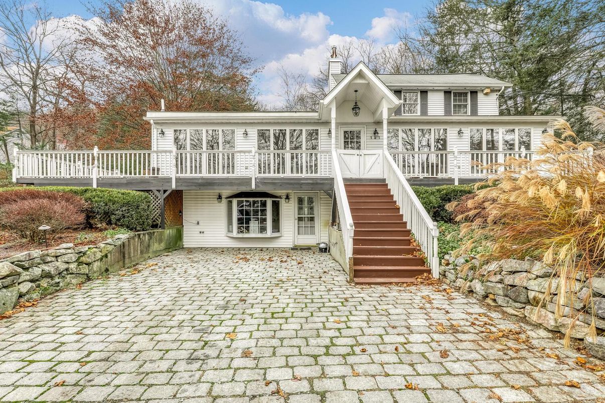 Exterior, Facade, Raised Ranch