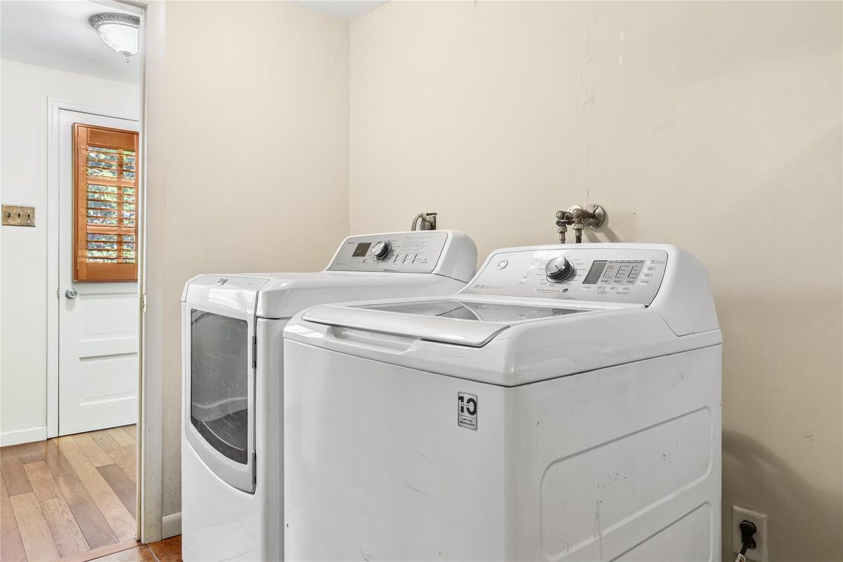 Interior, Washer, Wood Texture Flooring