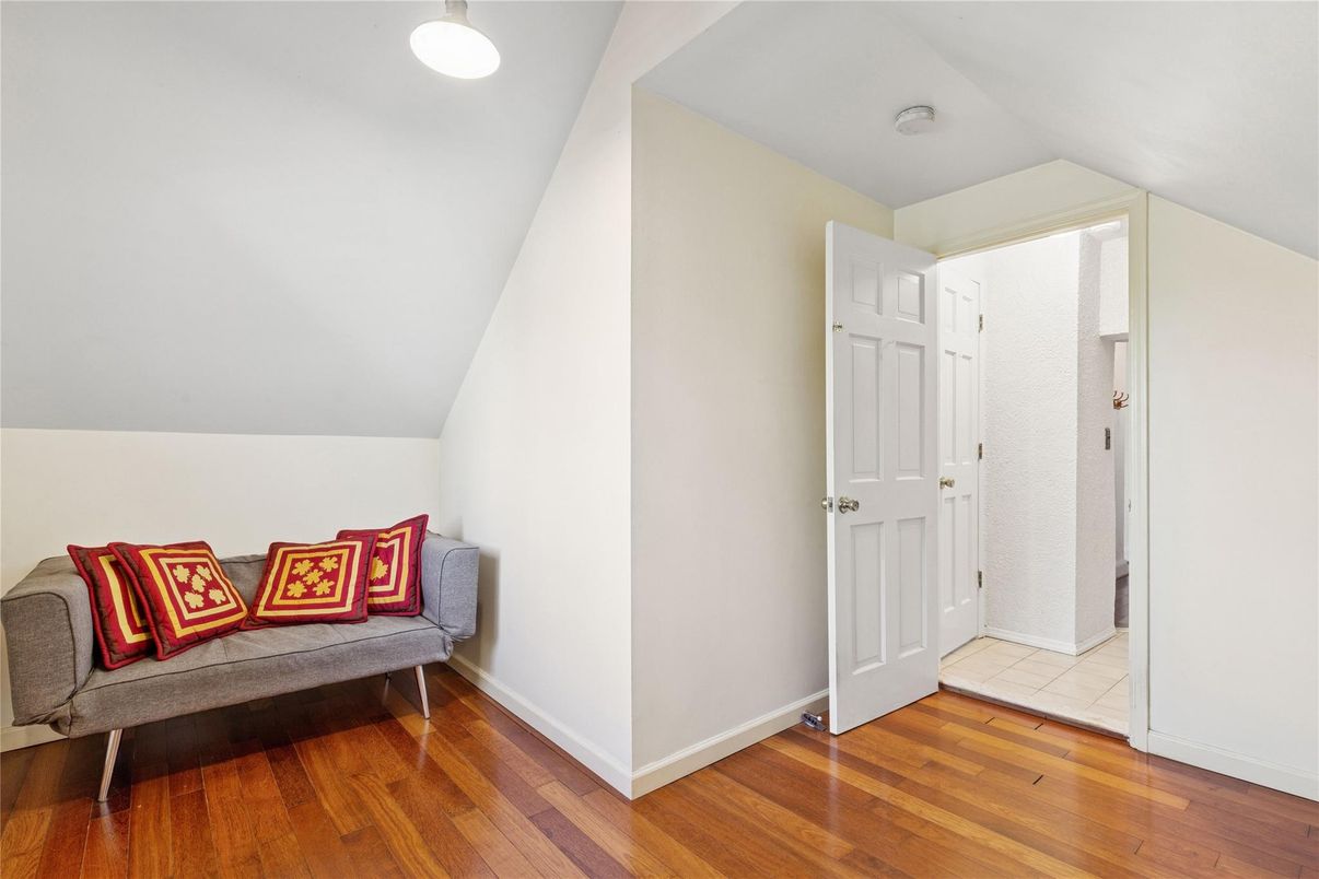 Interior, Pendant Lights, Wood Texture Flooring