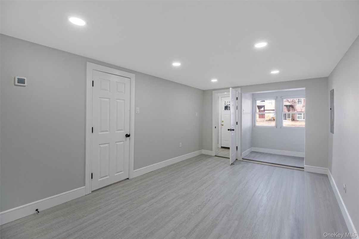 Empty room, Interior, Recessed Lighting