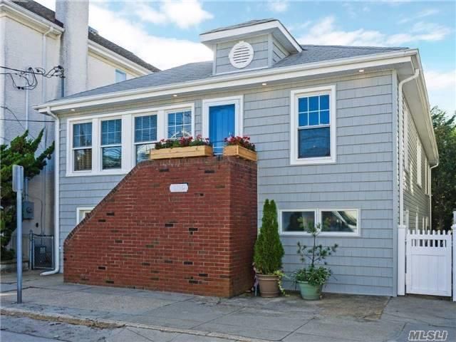 Exterior, Facade, Brick Facade, American Foursquare
