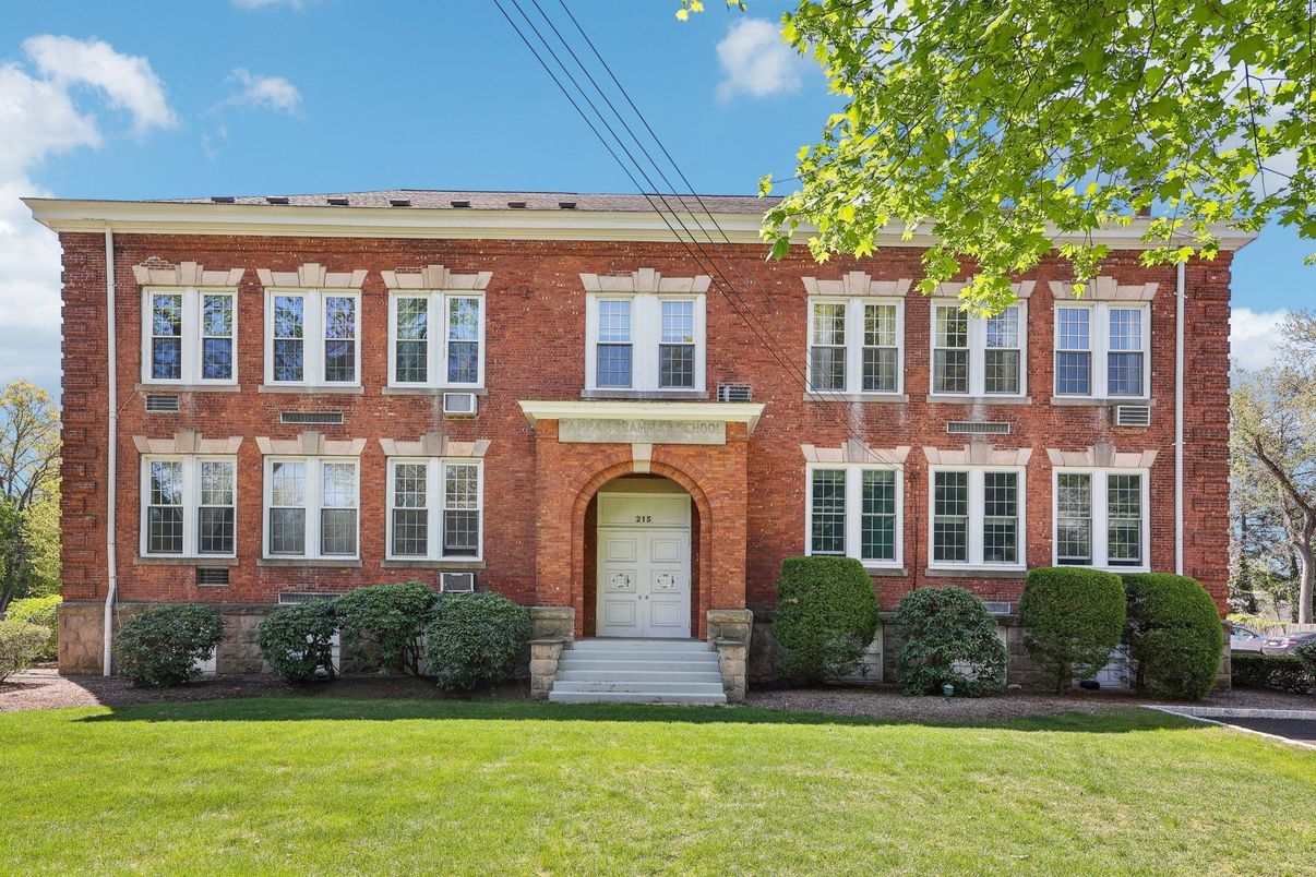 Exterior, Facade, Brick Facade, Georgian