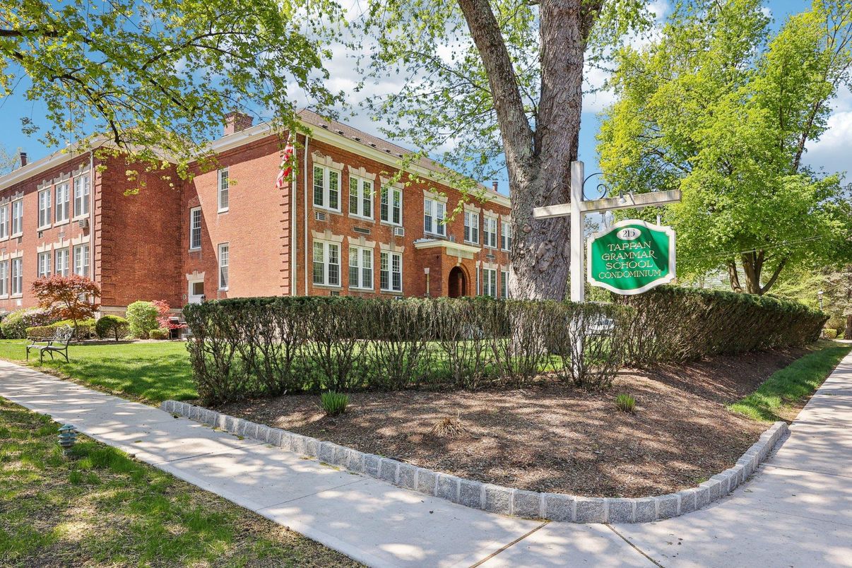 Exterior, Facade, Brick Facade, Georgian