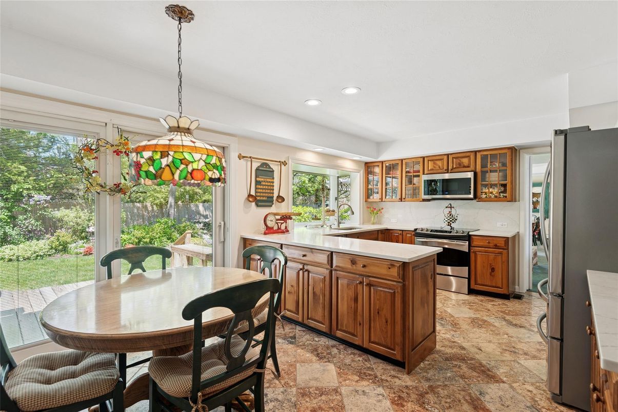 Dining room, Interior, Kitchen, Pendant Lights, Recessed Lighting, Stainless Steel Appliances