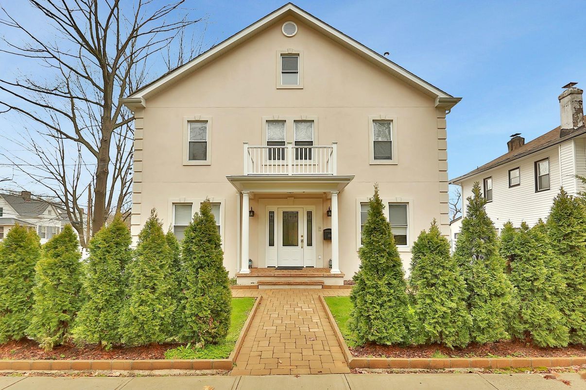 Exterior, Facade, Farmhouse