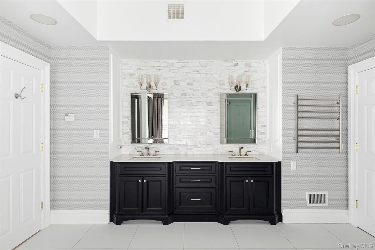 Bathroom, Dual Sink Vanities, Interior, Recessed Lighting