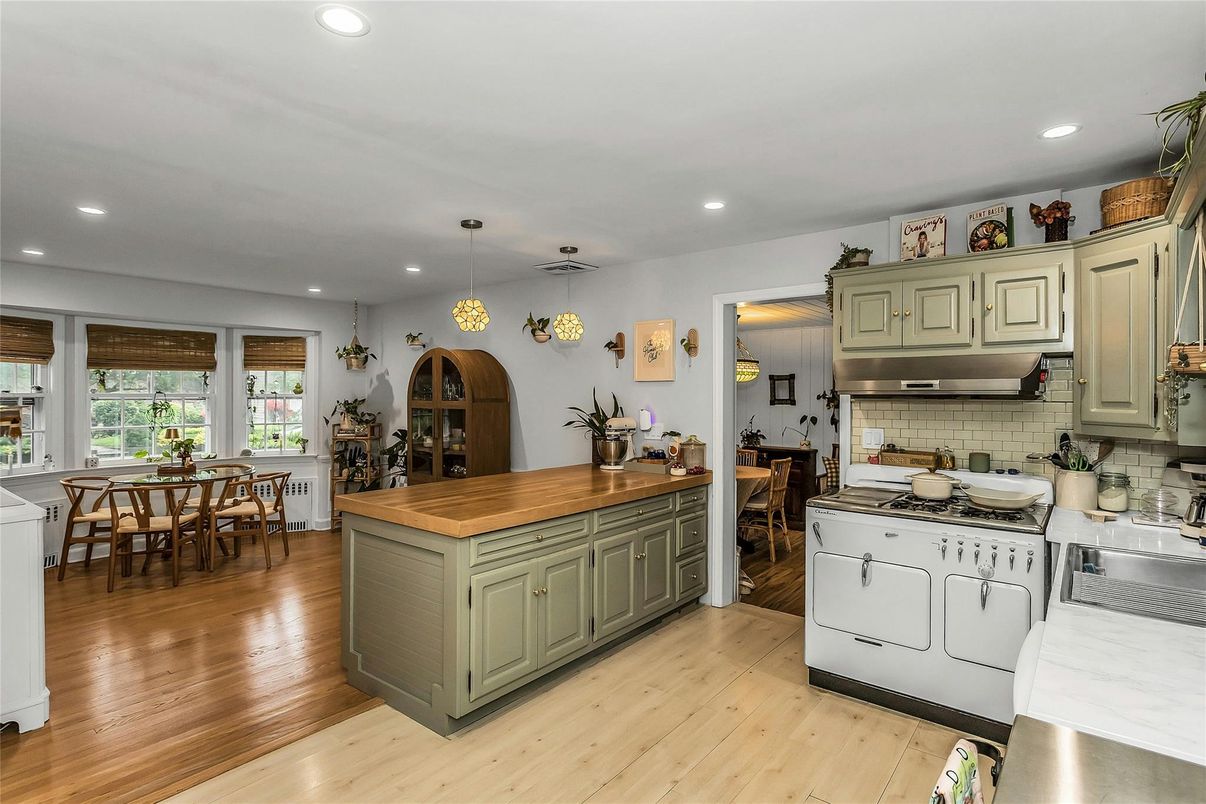 Dining room, Interior, Kitchen, Pendant Lights, Recessed Lighting, Wood Texture Flooring