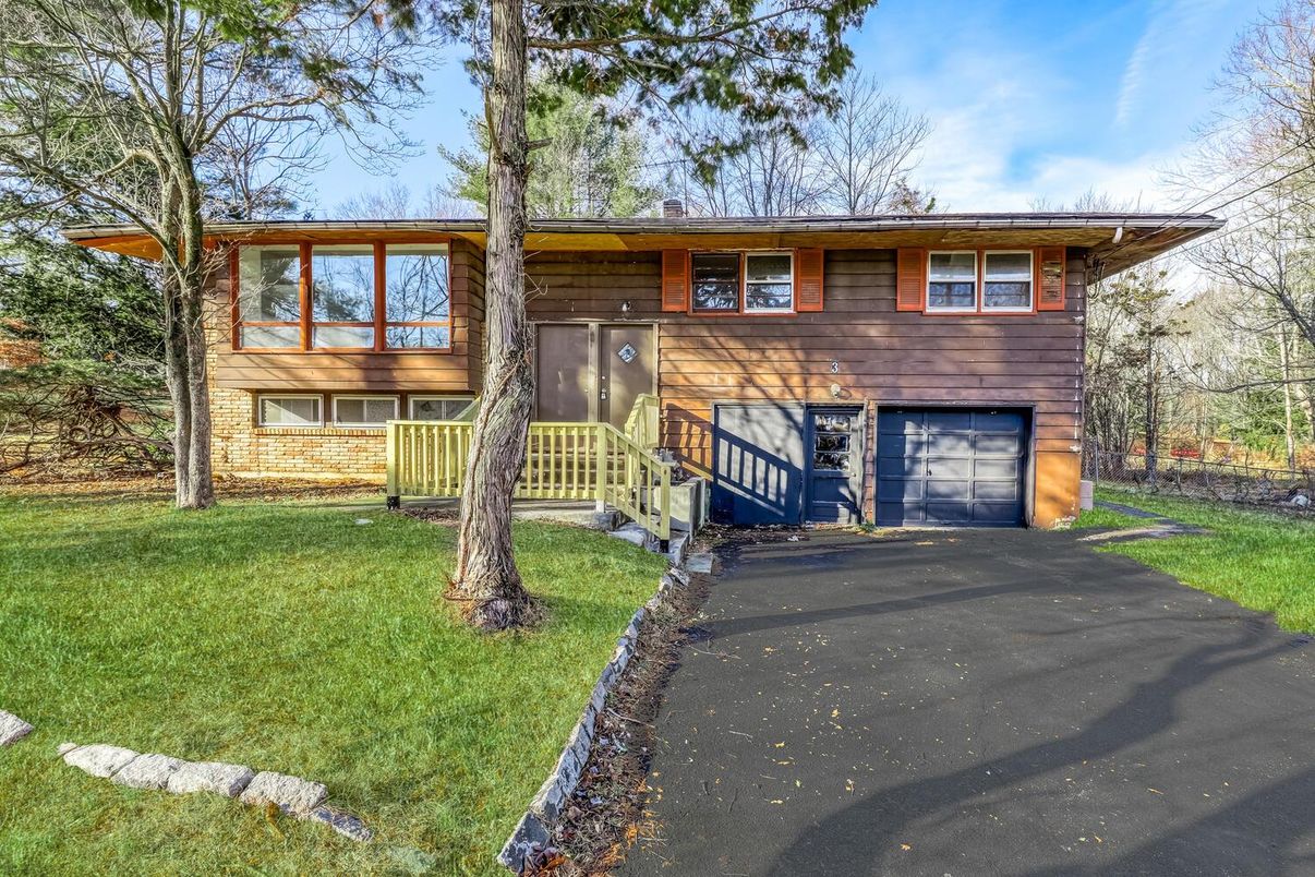 Attached, Exterior, Facade, Raised Ranch